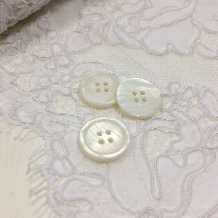 Пуговицы костюмные белые 1.8 мм
