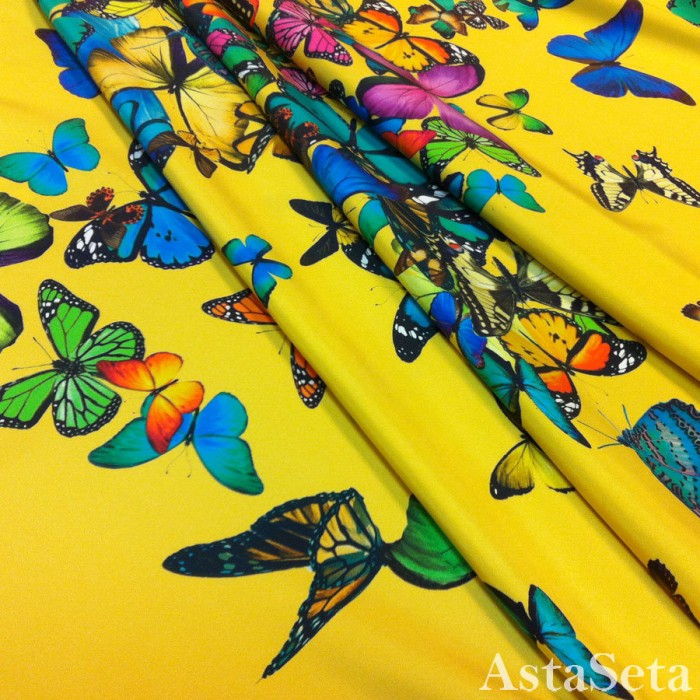 Атлас бабочки на желтом