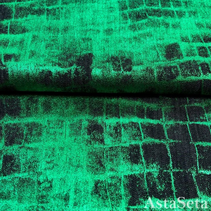 Джинса с зеленым рисунком