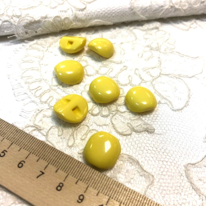 Пуговицы пластиковые желтые 1.6 см